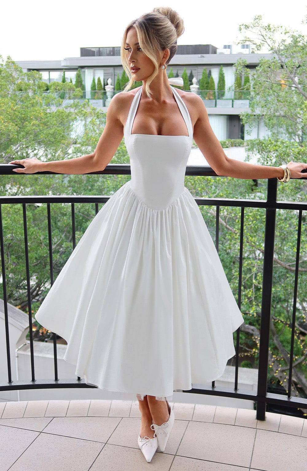 thea | elegant halterneck midikjole hvid