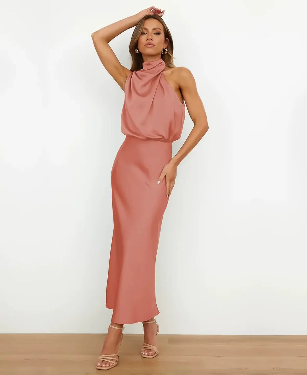 sydney | satin halterneck midi-kjole fersken
