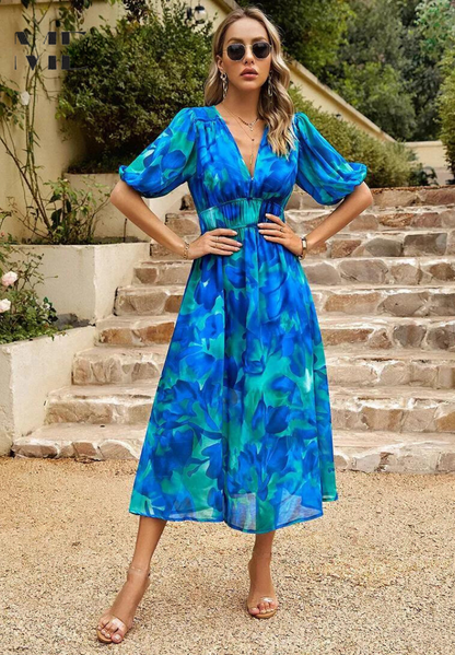 freja | blomstret midi-kjole med v-udskæring blå